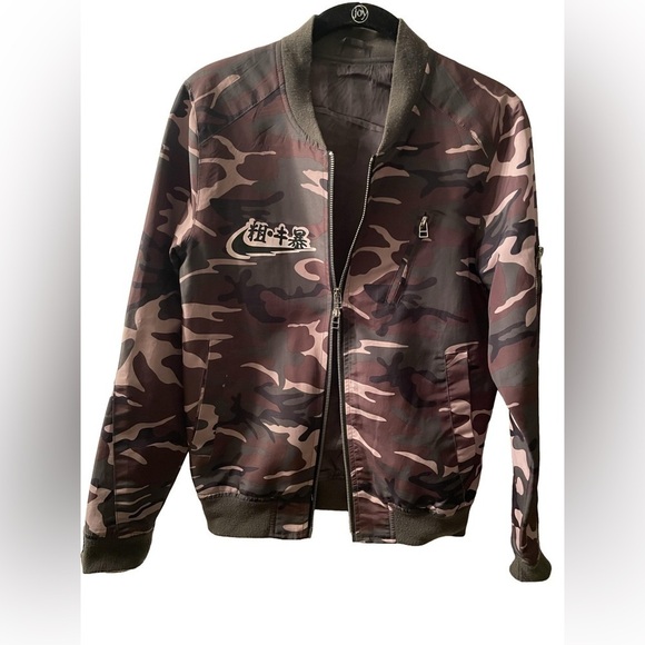 Riflessi Lightweight Camo Jacket with Front & Arm Pockets. Hanzi Logos 2-way Zip - Picture 3 of 11